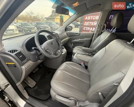 Серый Киа Карнивал, объемом двигателя 2.2 л и пробегом 264 тыс. км за 11000 $, фото 11 на Automoto.ua