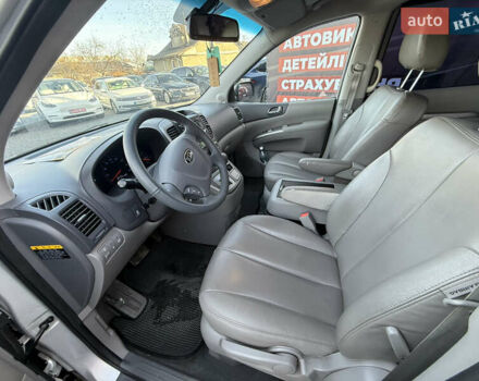 Серый Киа Карнивал, объемом двигателя 2.2 л и пробегом 273 тыс. км за 9999 $, фото 14 на Automoto.ua