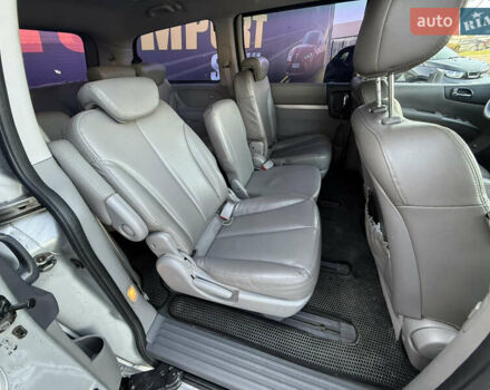 Серый Киа Карнивал, объемом двигателя 2.2 л и пробегом 273 тыс. км за 9999 $, фото 9 на Automoto.ua