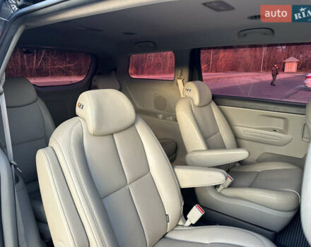 Сірий Кіа Карнівал, об'ємом двигуна 2.2 л та пробігом 187 тис. км за 17400 $, фото 12 на Automoto.ua