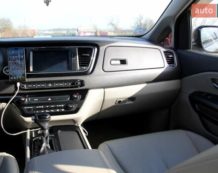 Серый Киа Карнивал, объемом двигателя 2.2 л и пробегом 256 тыс. км за 24800 $, фото 24 на Automoto.ua