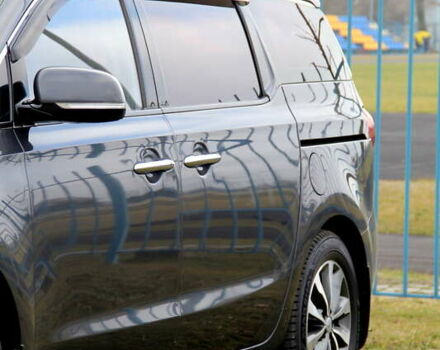 Серый Киа Карнивал, объемом двигателя 2.2 л и пробегом 256 тыс. км за 24800 $, фото 2 на Automoto.ua