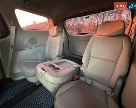Сірий Кіа Карнівал, об'ємом двигуна 2.2 л та пробігом 187 тис. км за 17400 $, фото 24 на Automoto.ua