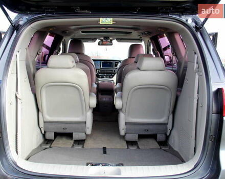 Серый Киа Карнивал, объемом двигателя 2.2 л и пробегом 256 тыс. км за 24800 $, фото 11 на Automoto.ua