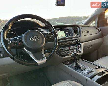 Сірий Кіа Карнівал, об'ємом двигуна 2.2 л та пробігом 187 тис. км за 17400 $, фото 11 на Automoto.ua