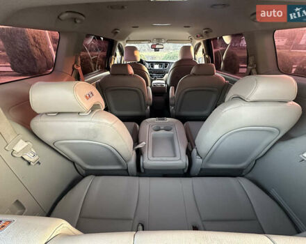 Сірий Кіа Карнівал, об'ємом двигуна 2.2 л та пробігом 187 тис. км за 17400 $, фото 22 на Automoto.ua