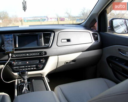 Серый Киа Карнивал, объемом двигателя 2.2 л и пробегом 256 тыс. км за 24800 $, фото 23 на Automoto.ua