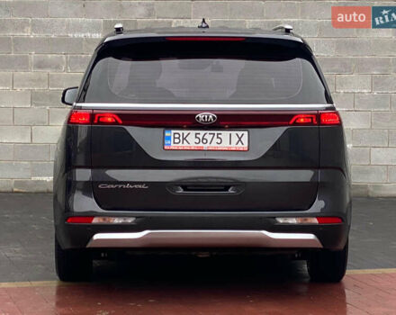 Серый Киа Карнивал, объемом двигателя 2.2 л и пробегом 147 тыс. км за 35500 $, фото 4 на Automoto.ua