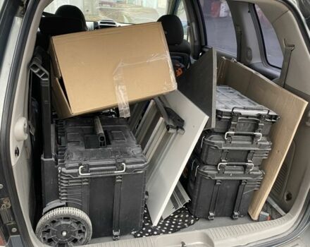 Серый Киа Карнивал, объемом двигателя 2.7 л и пробегом 365 тыс. км за 6500 $, фото 5 на Automoto.ua