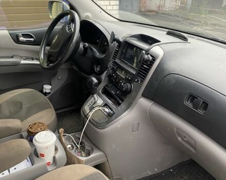 Серый Киа Карнивал, объемом двигателя 2.7 л и пробегом 365 тыс. км за 6500 $, фото 2 на Automoto.ua