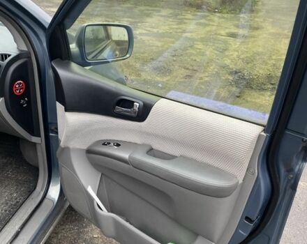 Серый Киа Карнивал, объемом двигателя 2.7 л и пробегом 365 тыс. км за 6500 $, фото 3 на Automoto.ua