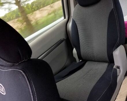 Киа Карнивал 2007 в Киеве на Automoto.ua Синий Киа Карнивал, объемом двигателя 2.9 л и пробегом 230 тыс. км за 7500 $, фото 3 на Automoto.ua