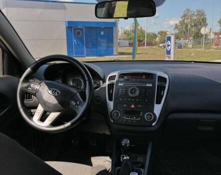 Серый Киа Сид, объемом двигателя 1.4 л и пробегом 200 тыс. км за 6000 $, фото 9 на Automoto.ua