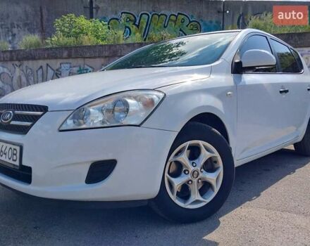 Белый Киа Сид, объемом двигателя 1.4 л и пробегом 225 тыс. км за 5200 $, фото 2 на Automoto.ua