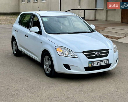 Белый Киа Сид, объемом двигателя 1.4 л и пробегом 230 тыс. км за 4500 $, фото 4 на Automoto.ua