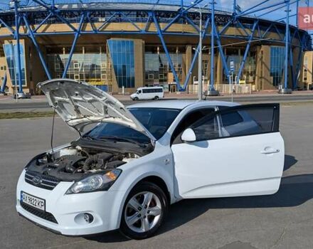 Белый Киа Сид, объемом двигателя 1.6 л и пробегом 160 тыс. км за 5250 $, фото 2 на Automoto.ua