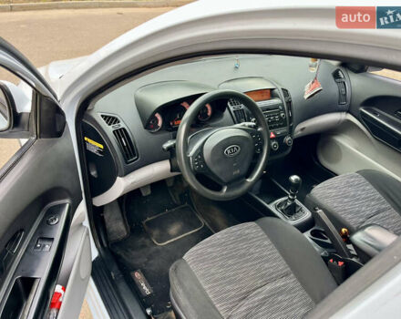 Белый Киа Сид, объемом двигателя 1.4 л и пробегом 230 тыс. км за 4500 $, фото 13 на Automoto.ua