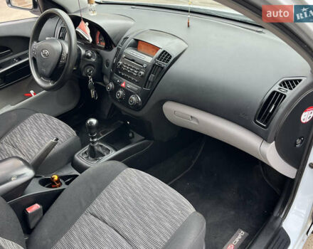 Белый Киа Сид, объемом двигателя 1.4 л и пробегом 230 тыс. км за 4500 $, фото 12 на Automoto.ua