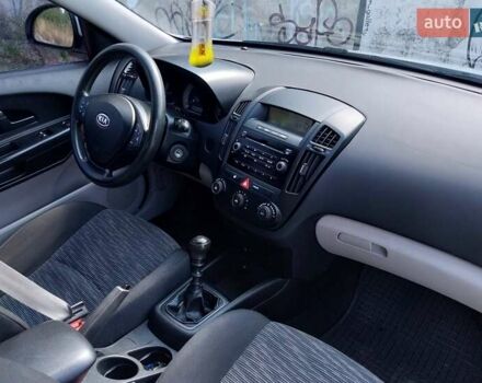 Белый Киа Сид, объемом двигателя 1.4 л и пробегом 225 тыс. км за 5200 $, фото 6 на Automoto.ua