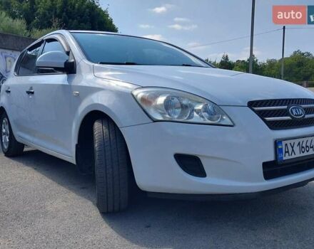 Белый Киа Сид, объемом двигателя 1.4 л и пробегом 225 тыс. км за 5200 $, фото 3 на Automoto.ua