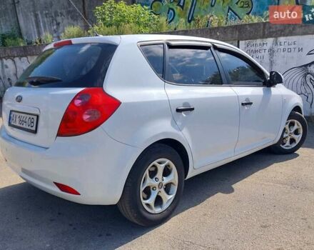 Белый Киа Сид, объемом двигателя 1.4 л и пробегом 225 тыс. км за 5200 $, фото 5 на Automoto.ua