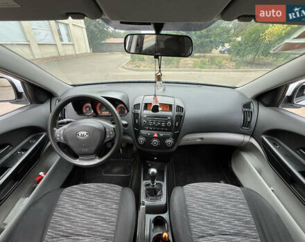Белый Киа Сид, объемом двигателя 1.4 л и пробегом 230 тыс. км за 4500 $, фото 9 на Automoto.ua