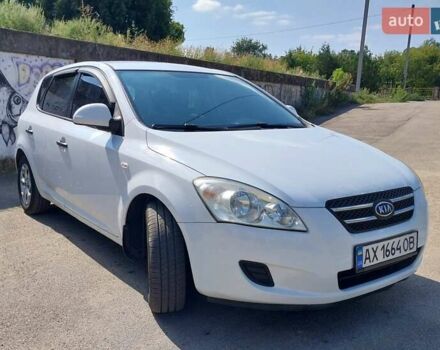 Белый Киа Сид, объемом двигателя 1.4 л и пробегом 225 тыс. км за 5200 $, фото 1 на Automoto.ua