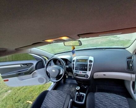 Белый Киа Сид, объемом двигателя 1.4 л и пробегом 255 тыс. км за 4500 $, фото 15 на Automoto.ua