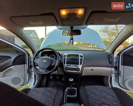 Белый Киа Сид, объемом двигателя 1.4 л и пробегом 255 тыс. км за 5300 $, фото 6 на Automoto.ua