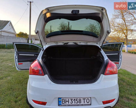 Белый Киа Сид, объемом двигателя 1.4 л и пробегом 255 тыс. км за 5300 $, фото 13 на Automoto.ua