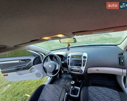 Белый Киа Сид, объемом двигателя 1.4 л и пробегом 255 тыс. км за 5300 $, фото 15 на Automoto.ua