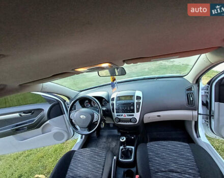 Белый Киа Сид, объемом двигателя 1.4 л и пробегом 255 тыс. км за 5300 $, фото 11 на Automoto.ua