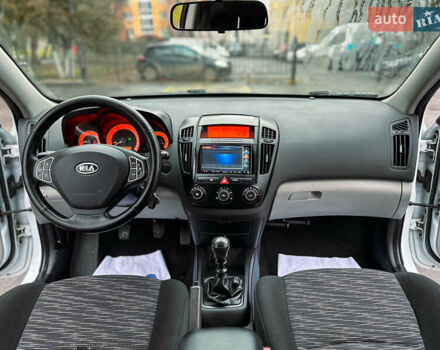 Белый Киа Сид, объемом двигателя 1.4 л и пробегом 178 тыс. км за 4777 $, фото 12 на Automoto.ua