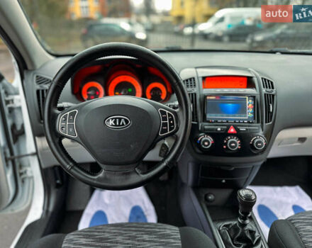 Белый Киа Сид, объемом двигателя 1.4 л и пробегом 178 тыс. км за 4777 $, фото 13 на Automoto.ua