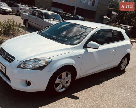 Белый Киа Сид, объемом двигателя 1.6 л и пробегом 230 тыс. км за 6000 $, фото 2 на Automoto.ua