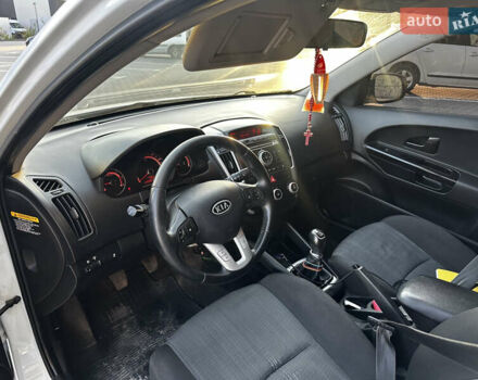 Белый Киа Сид, объемом двигателя 1.58 л и пробегом 231 тыс. км за 6199 $, фото 6 на Automoto.ua