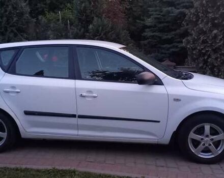 Белый Киа Сид, объемом двигателя 1.58 л и пробегом 206 тыс. км за 5500 $, фото 5 на Automoto.ua