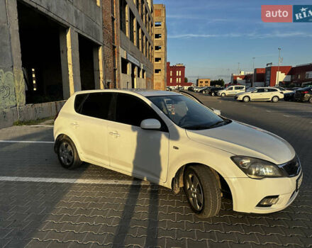 Белый Киа Сид, объемом двигателя 1.58 л и пробегом 231 тыс. км за 6199 $, фото 2 на Automoto.ua