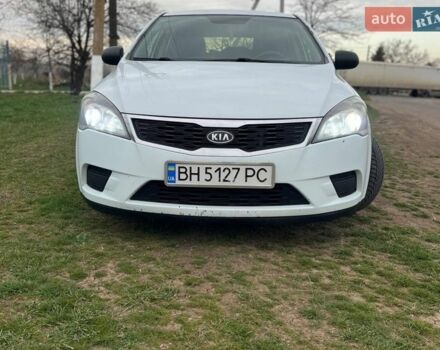 Белый Киа Сид, объемом двигателя 1.59 л и пробегом 260 тыс. км за 6500 $, фото 6 на Automoto.ua