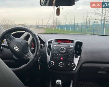 Белый Киа Сид, объемом двигателя 1.59 л и пробегом 260 тыс. км за 6500 $, фото 9 на Automoto.ua