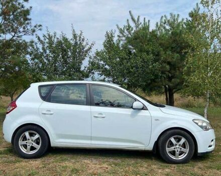 Белый Киа Сид, объемом двигателя 1.58 л и пробегом 290 тыс. км за 5700 $, фото 1 на Automoto.ua