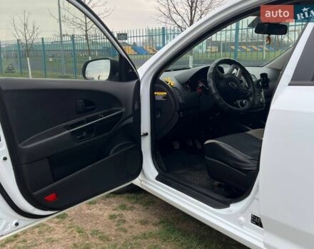 Белый Киа Сид, объемом двигателя 1.59 л и пробегом 260 тыс. км за 6500 $, фото 10 на Automoto.ua