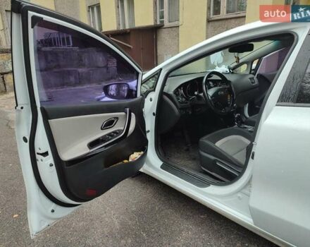 Киа Сид 2012 в Киеве на Automoto.ua Белый Киа Сид, объемом двигателя 1.59 л и пробегом 122 тыс. км за 9800 $, фото 6 на Automoto.ua