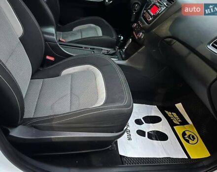 Білий Кіа Сід, об'ємом двигуна 1.59 л та пробігом 199 тис. км за 10500 $, фото 9 на Automoto.ua