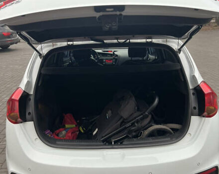 Белый Киа Сид, объемом двигателя 1.6 л и пробегом 66 тыс. км за 12500 $, фото 6 на Automoto.ua