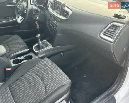 Білий Кіа Сід, об'ємом двигуна 1.37 л та пробігом 37 тис. км за 12900 $, фото 15 на Automoto.ua