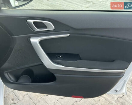 Білий Кіа Сід, об'ємом двигуна 1.37 л та пробігом 37 тис. км за 12900 $, фото 14 на Automoto.ua