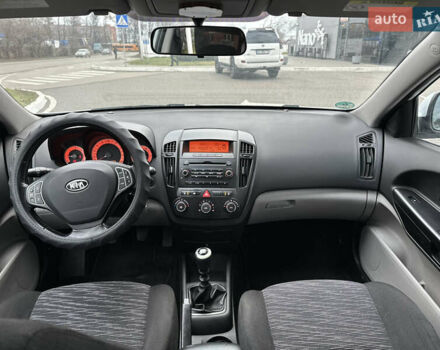Белый Киа Сид, объемом двигателя 1.58 л и пробегом 381 тыс. км за 5200 $, фото 8 на Automoto.ua