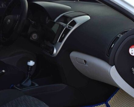 Белый Киа Сид, объемом двигателя 1.4 л и пробегом 252 тыс. км за 5499 $, фото 10 на Automoto.ua