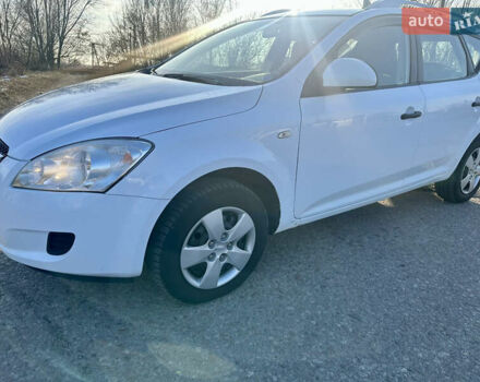 Белый Киа Сид, объемом двигателя 1.58 л и пробегом 307 тыс. км за 4950 $, фото 1 на Automoto.ua